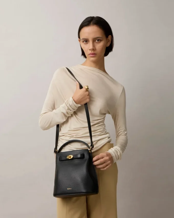 Islington Bucket Black Small Classic Grain Women